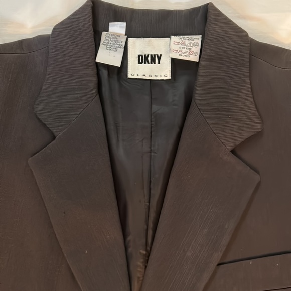 DKNY Classic 3 Button Blazer w Left Breast Pocket & 2 Front Pockets w Flaps - Picture 2 of 7